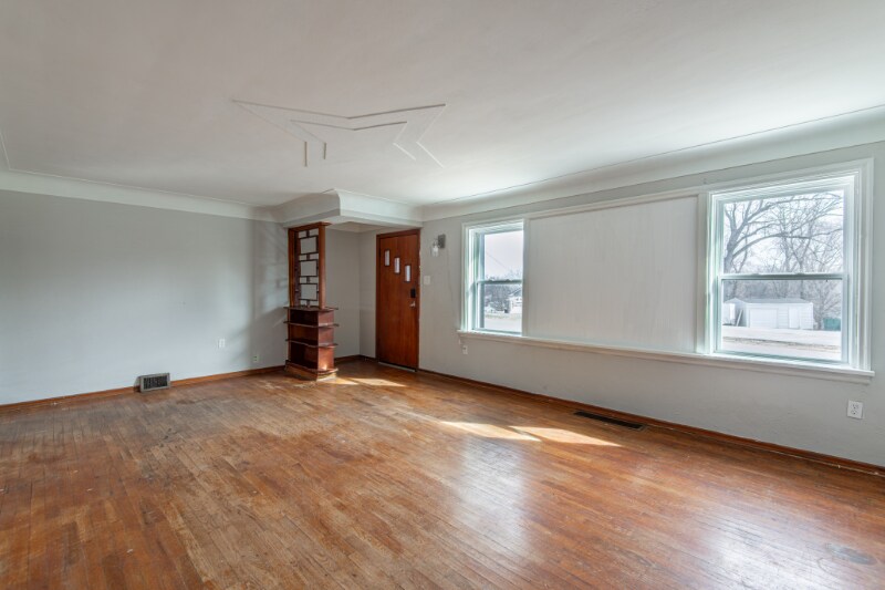 Building Photo - 601 Riverview Dr