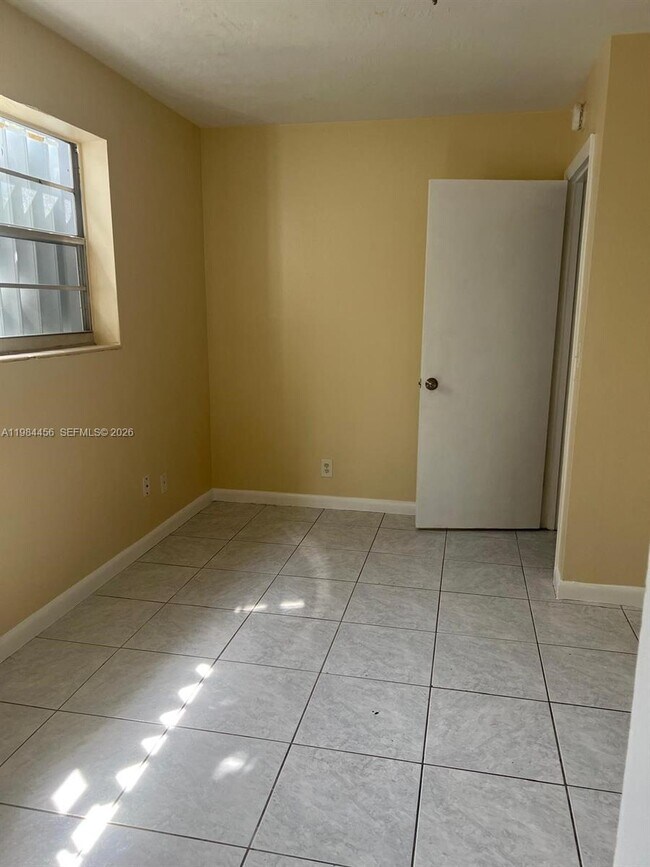 Building Photo - 1020 W 2nd St