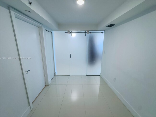 Building Photo - 9261 E Bay Harbor Dr