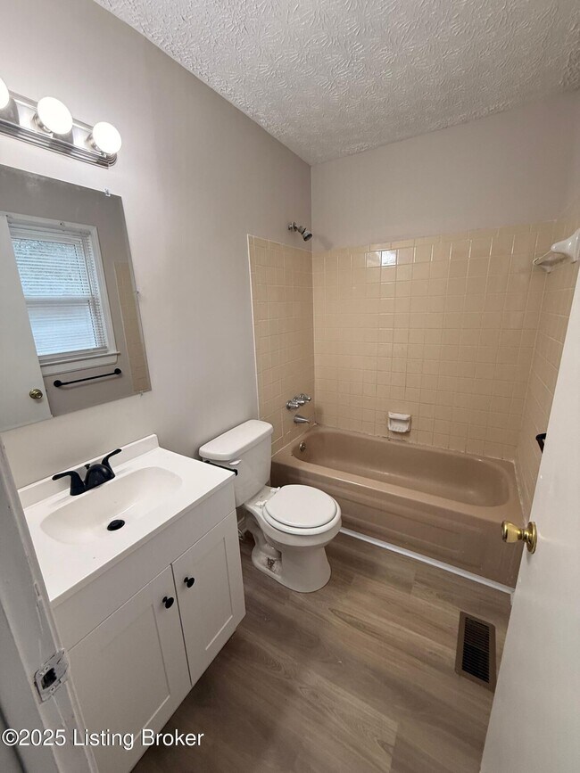 Building Photo - 8401 Roseborough Rd