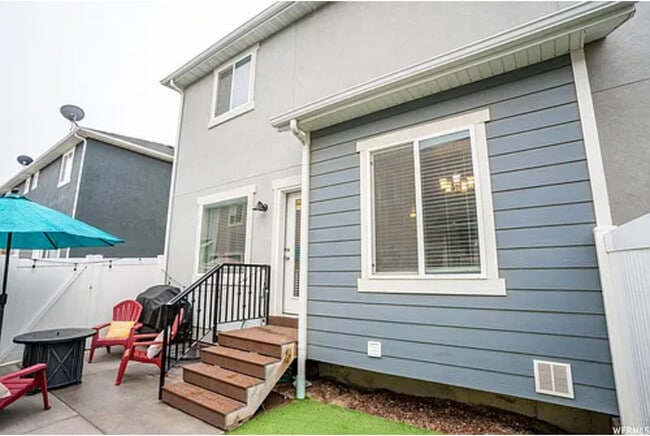 Building Photo - Coming Soon! 5 bed 3.5 Bath Townhome.