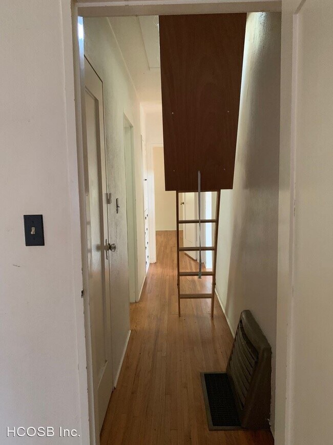 Building Photo - 3 br, 2 bath Apartment - 302 N. Soledad