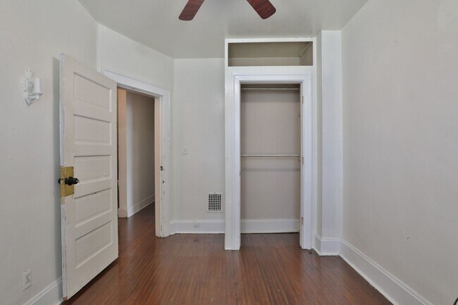 Building Photo - Central Campus - LARGE 4 Bedroom House with off-street parking