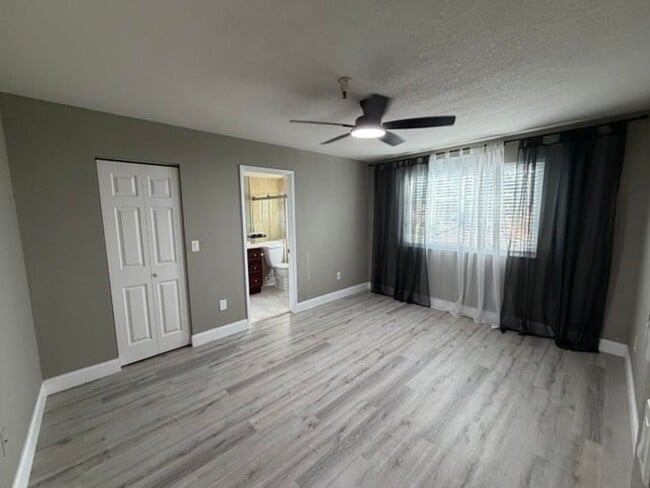 Building Photo - 117 Yacht Club Way