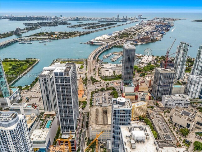 Building Photo - 601 NE 1st Ave