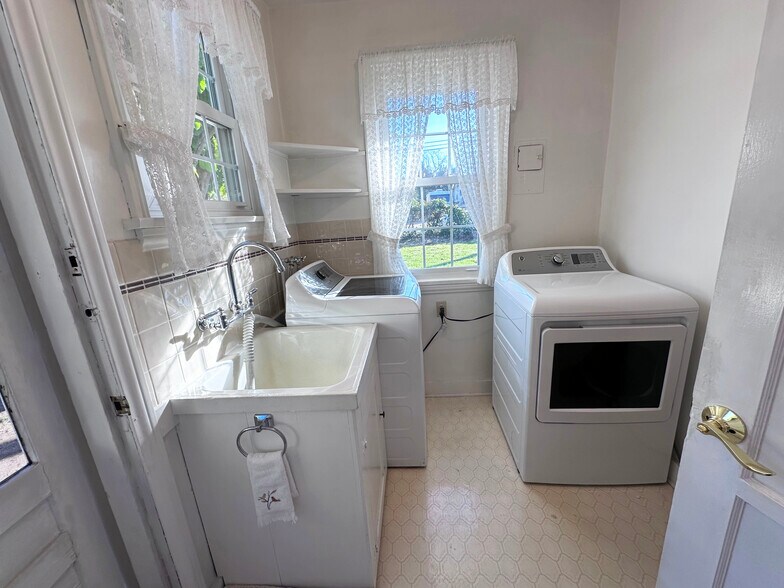 Building Photo - 7445 Orion Ave