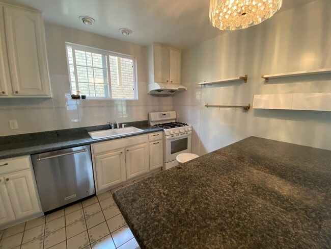 Building Photo - 2811-2815 Telegraph Ave