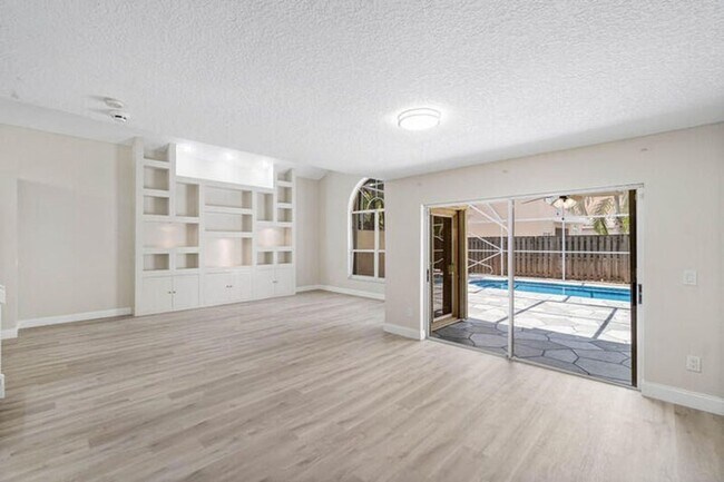 Building Photo - 10425 Buena Ventura Dr