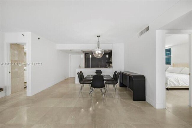 Building Photo - 2625 Collins Ave