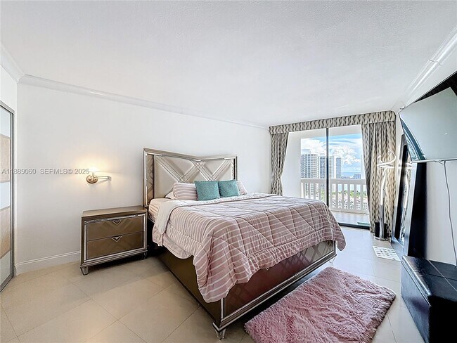 Building Photo - 1000 W Island Blvd