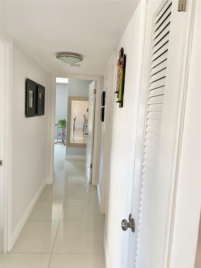 Building Photo - 3000 E Sunrise Blvd