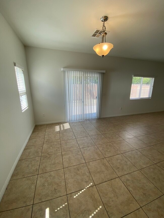 Building Photo - Spacious Single Story 3- Bedroom Home!