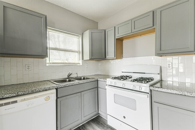 Building Photo - 9839 Racine St