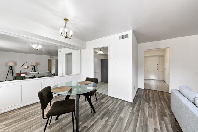 Building Photo - 361 N Post Oak Ln