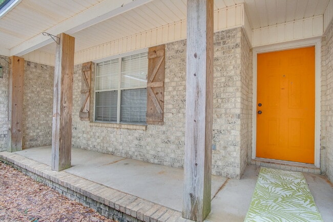 Building Photo - Navarre 3BR/2BA Home Near Beaches & Hurlburt Field with Updated Kitchen, Split Floor Plan & Spaci...