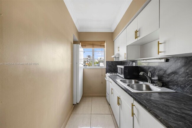 Building Photo - 8320 Crespi Blvd