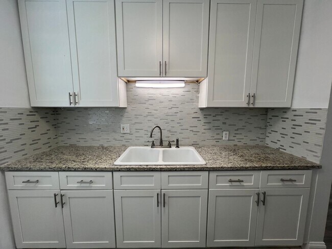 Building Photo - Beautiful renovated 1 bedroom Condo with River Views!