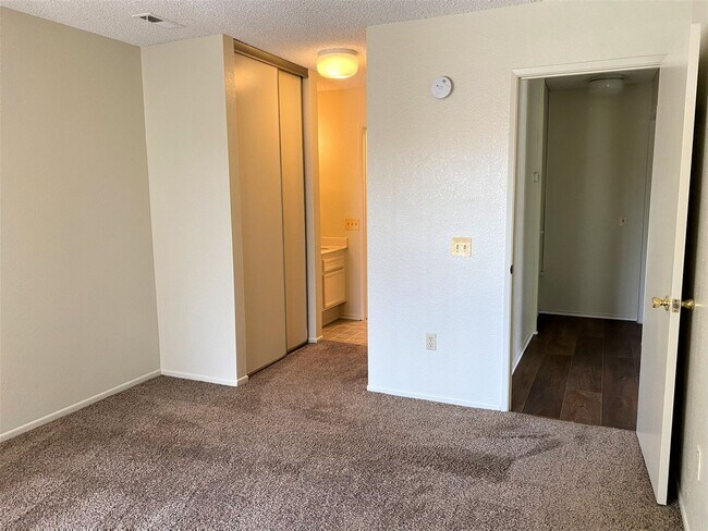 Building Photo - Mira Mesa Top Floor Dual Master Condo!