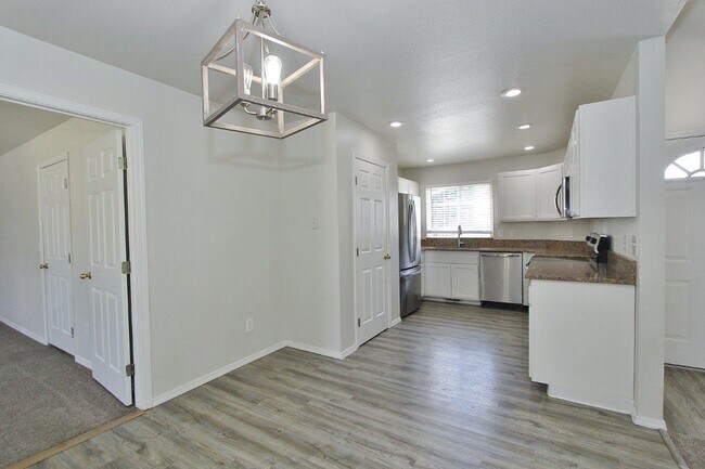 Building Photo - Immaculate Single-Level Home in Quiet Neighborhood