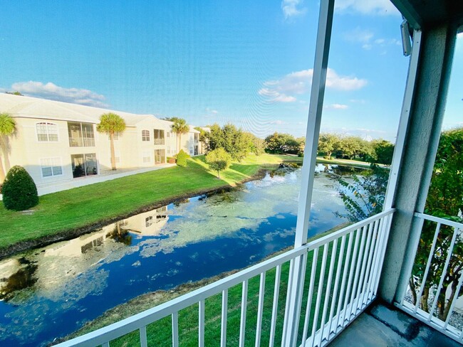 Building Photo - 3 BD / 2BA WATER VIEW CARRIAGE TOWNHOME