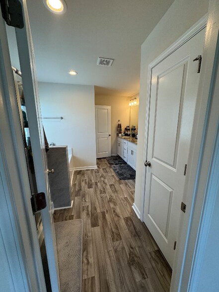 Building Photo - 841 Delta Ln