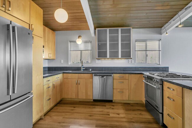 Building Photo - Single story view home overlooking Mission...