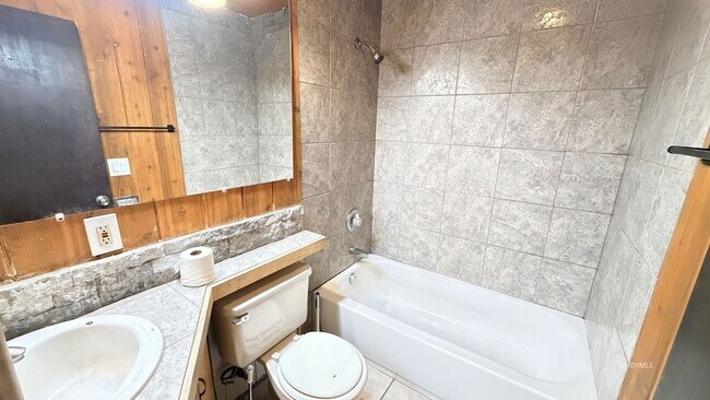 Building Photo - 53510 Country Club Dr