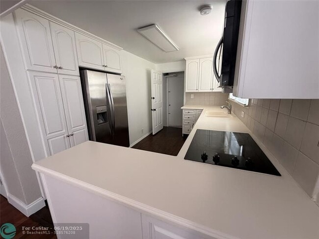 Building Photo - 5025 SW 64th Ave
