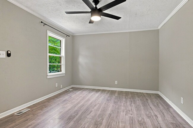Building Photo - 1202B Cline Ave