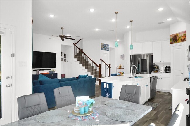 Building Photo - 10018 Farmland Dr