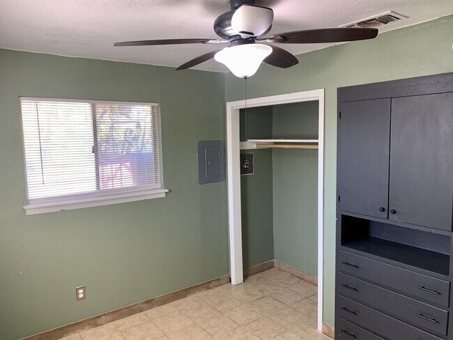 Building Photo - 212 E Valley Rd