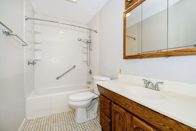Building Photo - 3 Bedroom Home With Spacious Fenced Yard i...