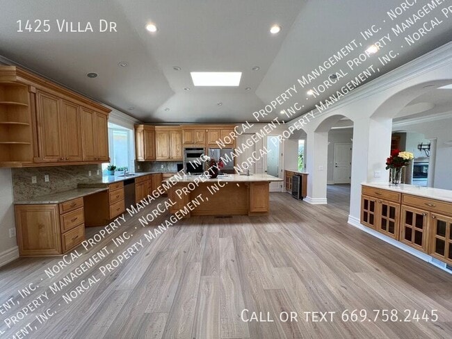 Building Photo - 1425 Villa Dr