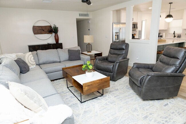 Building Photo - Beautiful Lake Havasau Home