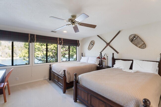 Building Photo - 716 Oak Point