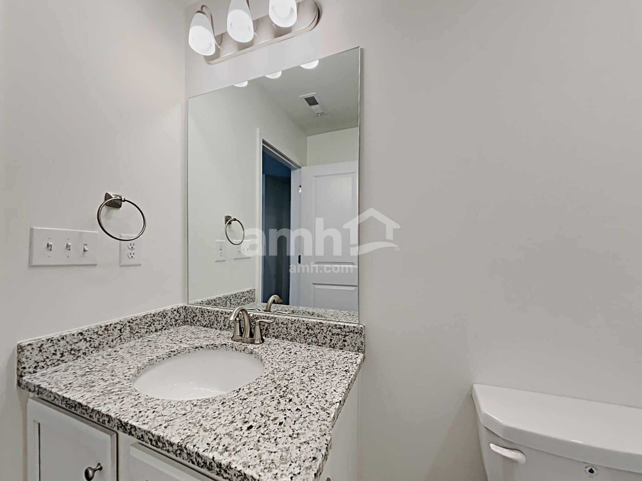 Building Photo - 5250 Valley Dr