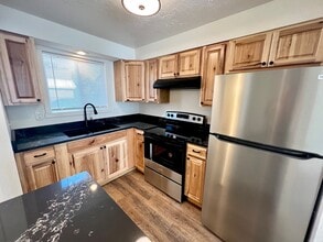 Building Photo - 540 W Maple St