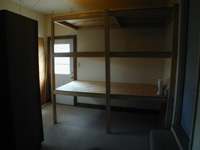 Building Photo - House For Lease