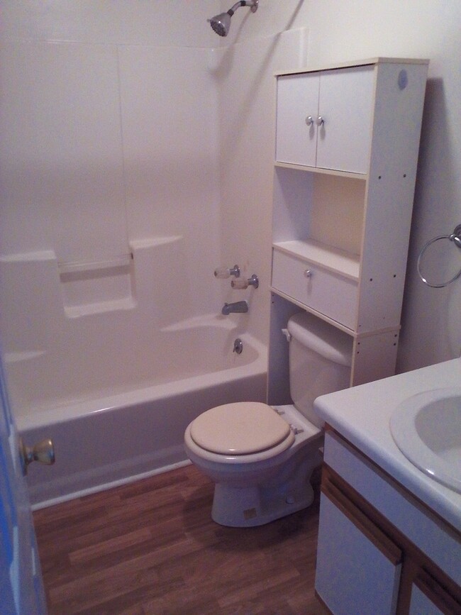 Building Photo - 2 Bedrooms 1 Bath - Downstairs unit