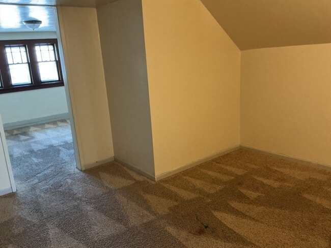 Building Photo - 3 Bedroom Single Family Home