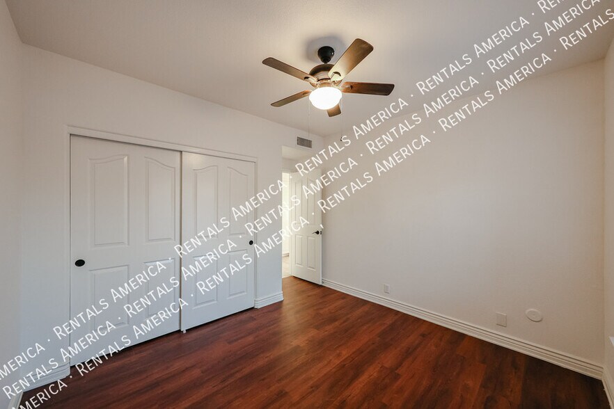 Building Photo - 5444 E Grovers Ave