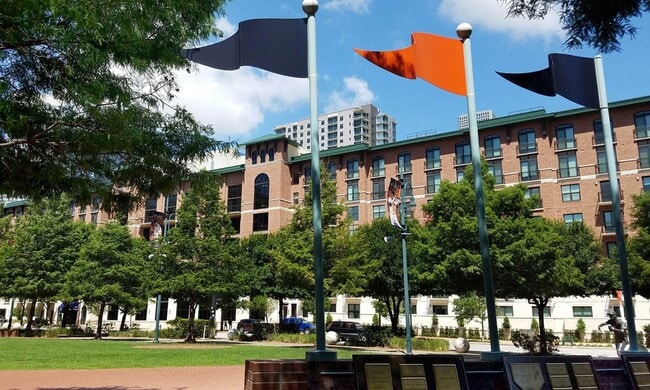 Primary Photo - 500 Crawford St