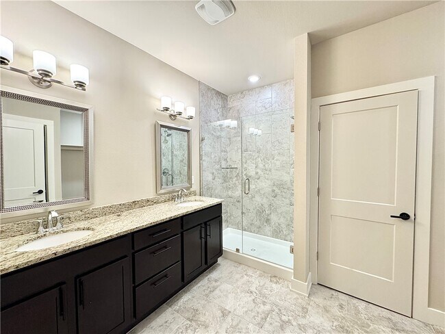 Building Photo - 812 NE Hts Ln