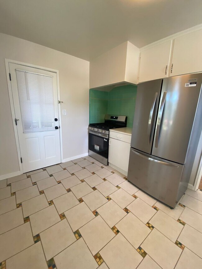 Building Photo - 2414 Monroe Ave