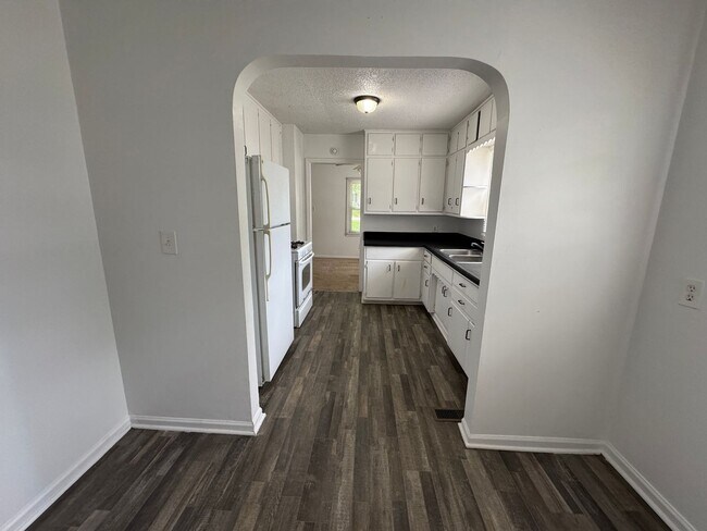 Building Photo - Greenwood 3 Bedroom 2 Bath