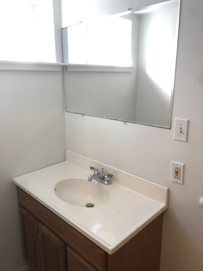 Building Photo - Charming 2 Bedroom House!