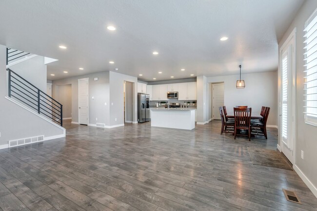 Building Photo - Stunning 5 Bedroom Herriman Home with Mode...