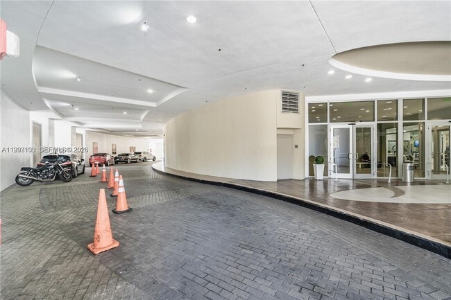 Building Photo - 1750 N Bayshore Dr