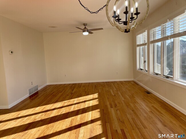 Building Photo - 283 Cosey Beach Ave