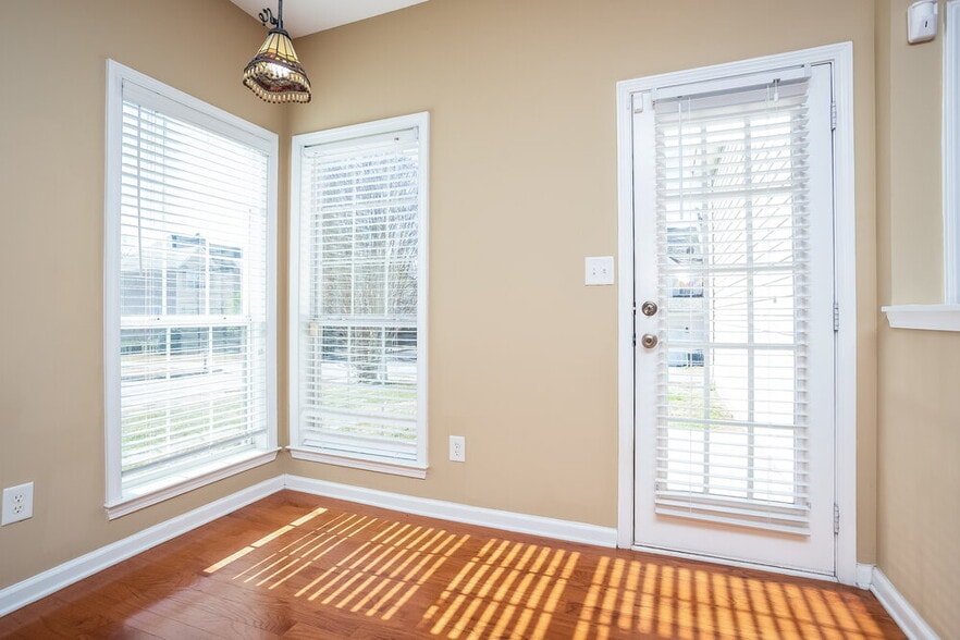 Building Photo - 50 Cottage Ln